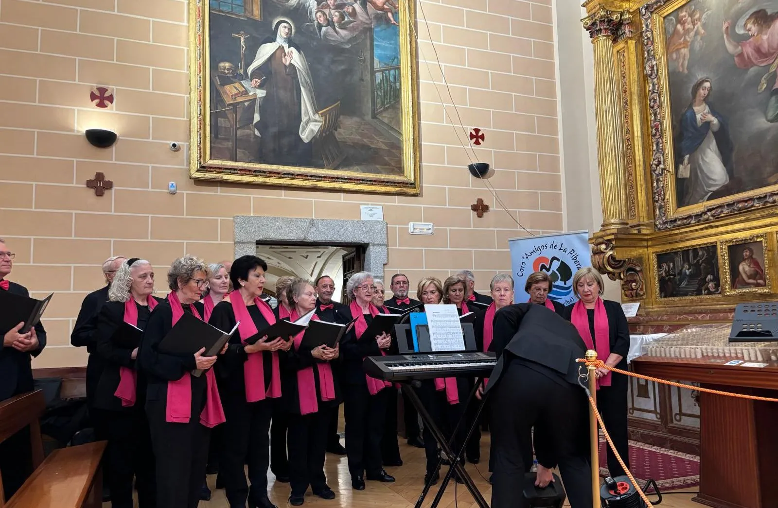 El Coro Amigos de la Ribera canta en Alba de Tormes