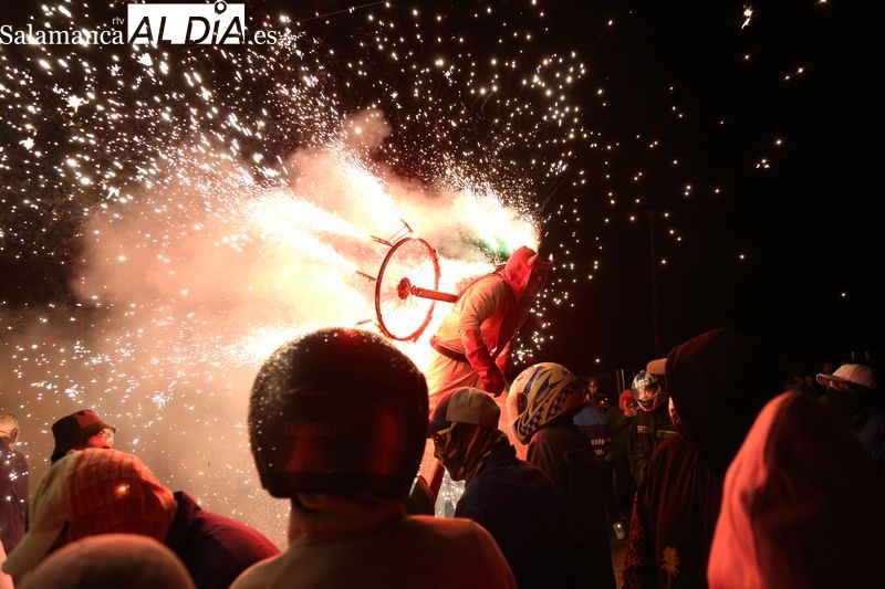 Fuego, p&oacute;lvora y danza conquistan el centro urbano de Alba de Tormes | Imagen 1