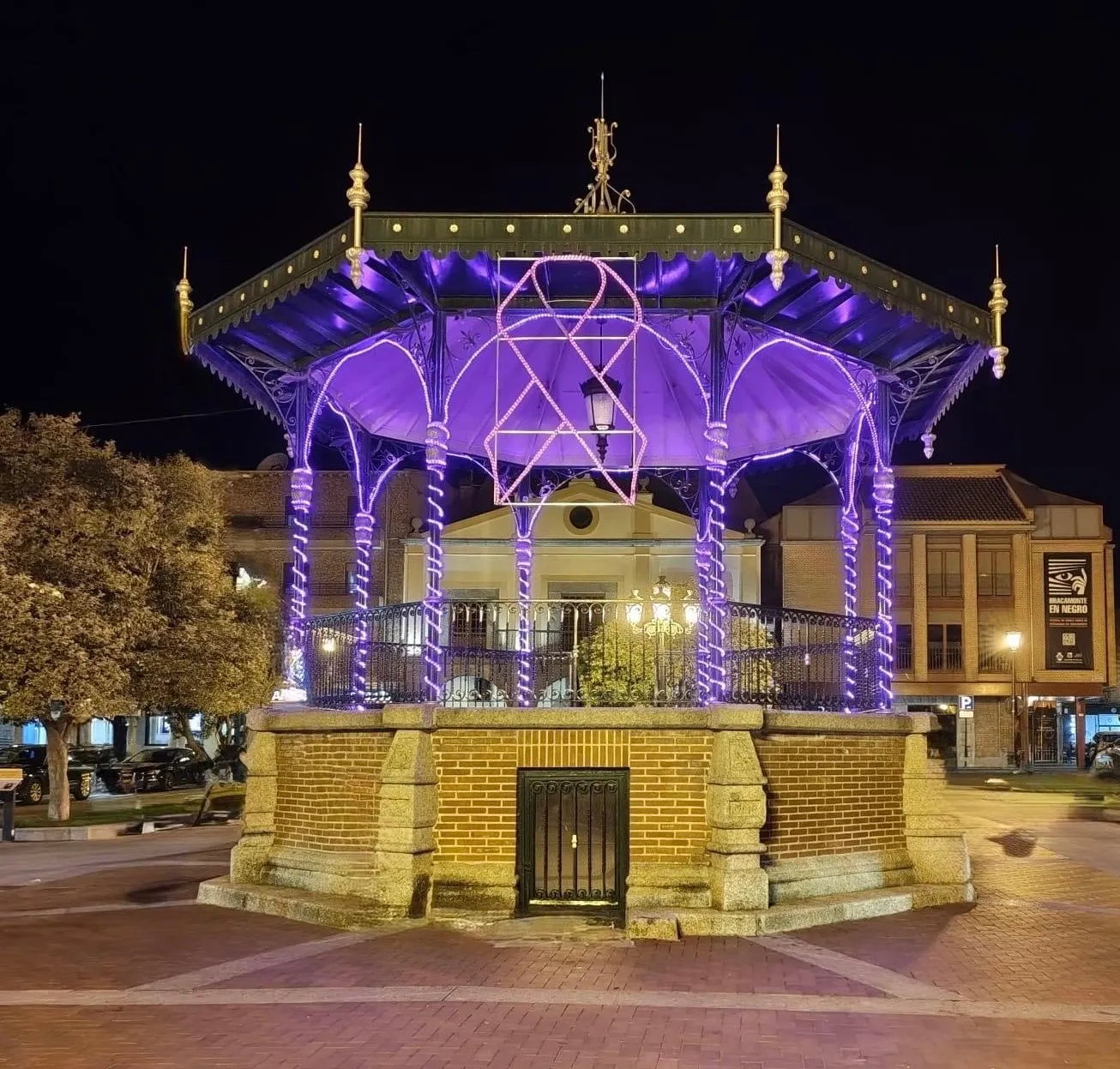 Peñaranda se tiñe de rosa iluminando el Templete en apoyo a las mujeres con cáncer de mama y su investigación 