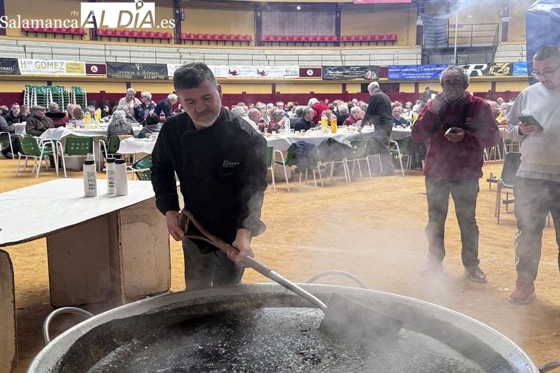 M&uacute;sica, tradici&oacute;n y 250 raciones de arroz negro en el homenaje a los mayores de Alba de Tormes | Imagen 1