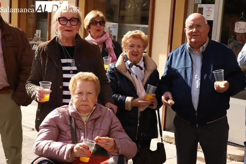 Música, tradición y 250 raciones de arroz negro en el homenaje a los mayores de Alba de Tormes | Imagen 2