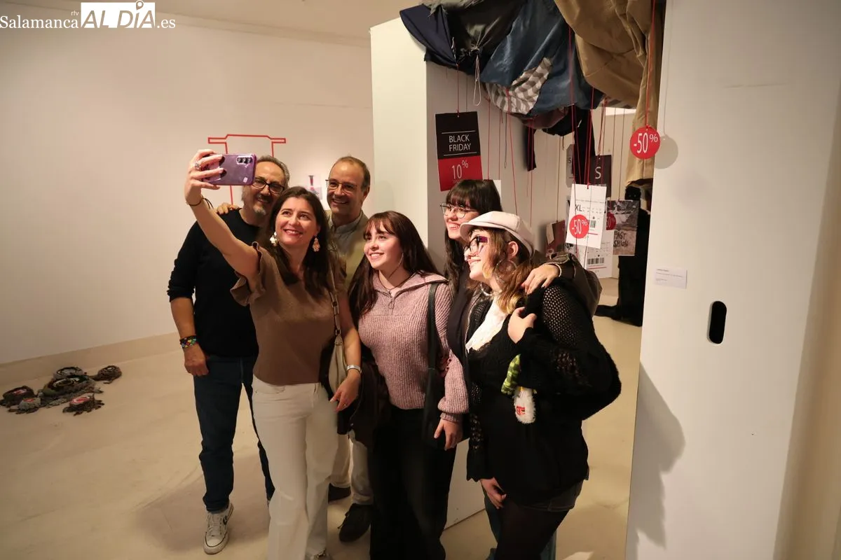 Exposición Entretelas en Salamanca: moda sostenible con la USAL y Porsiete