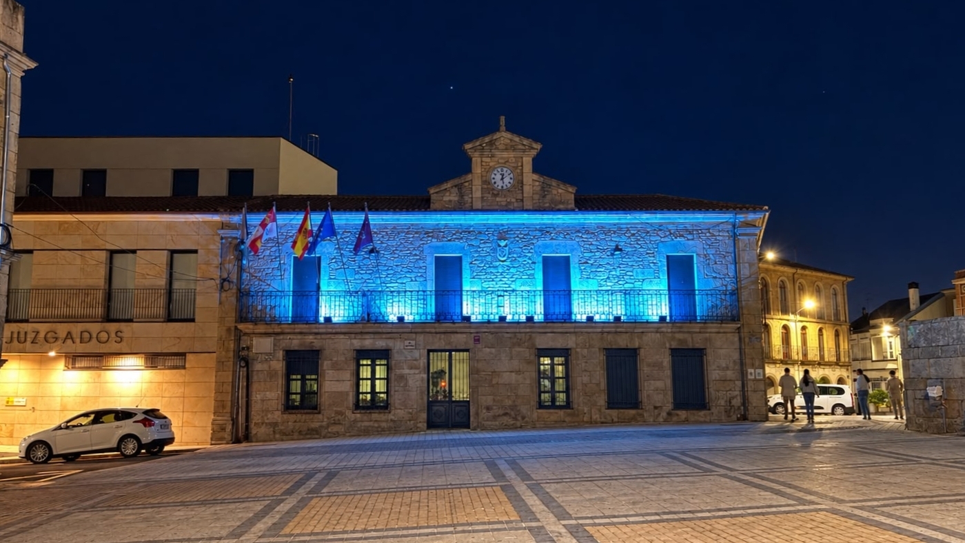 Vitigudino tiñe de azul turquesa la fachada del ayuntamiento por la dislexia