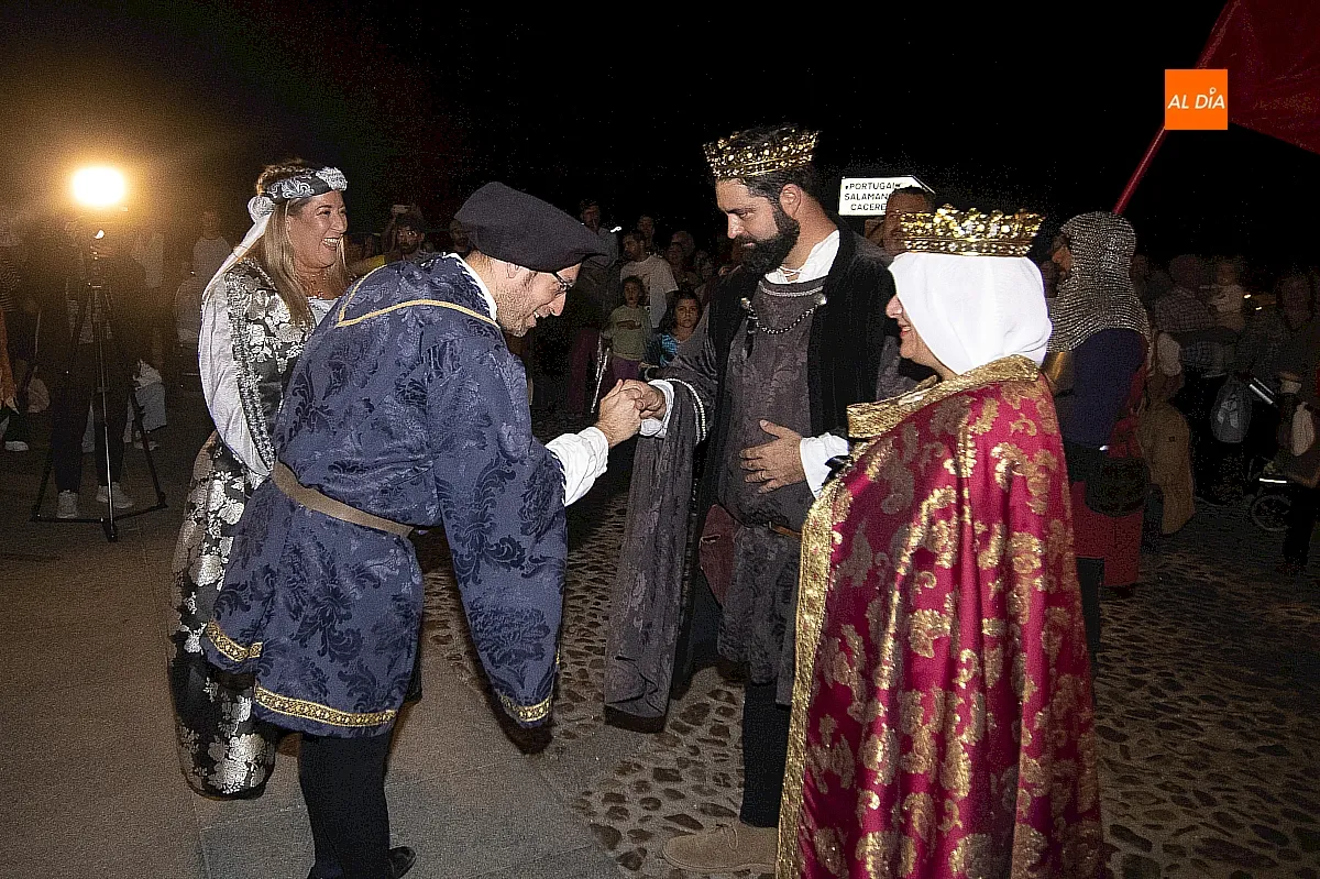 Desfile de antorchas de la comitiva de los real en la Feria Medieval 2026 de Ciudad Rodrigo 