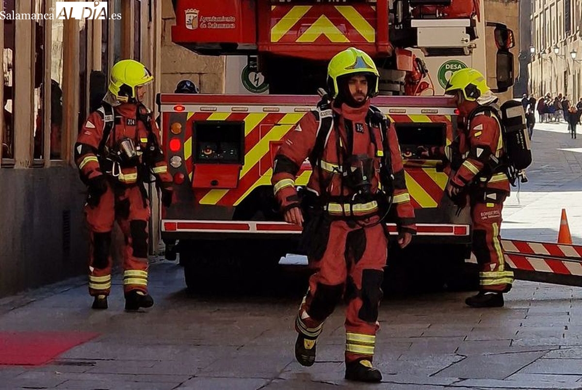 Cuatro personas afectadas por el incendio de una casa del Barrio Blanco en Salamanca