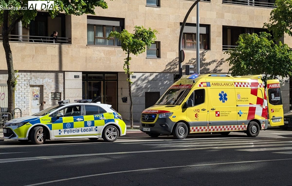 Un herido tras chocar su coche contra una farola en la avenida Saavedra y Fajardo
