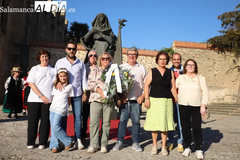 Flores para Santa Teresa en la víspera del día grande de Alba de Tormes | Imagen 2