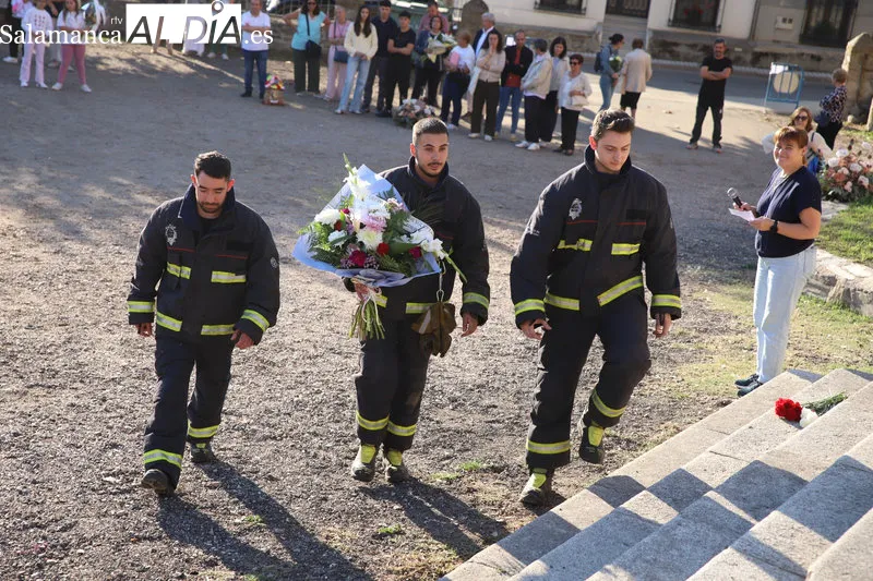 Flores para Santa Teresa en la víspera del día grande de Alba de Tormes | Imagen 3
