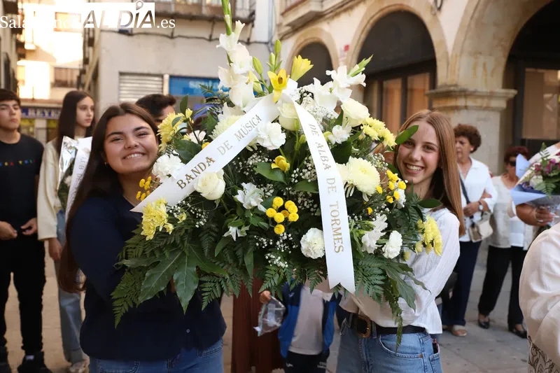 Flores para Santa Teresa en la víspera del día grande de Alba de Tormes | Imagen 1