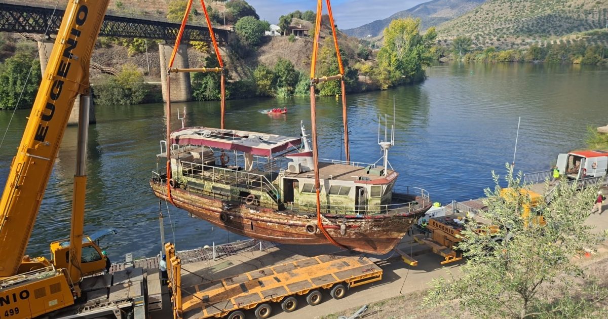 FOTOS | Retiran el barco hundido en el muelle de Vega Terrón tras 18 meses de abandono