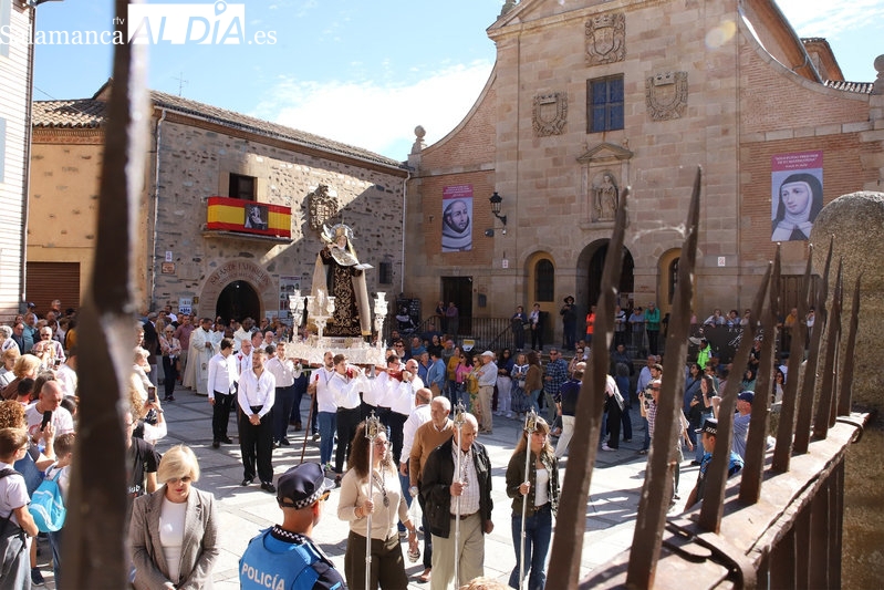 Santa Teresa despierta la emoci&oacute;n y el recuerdo en su salida de clausura | Imagen 1