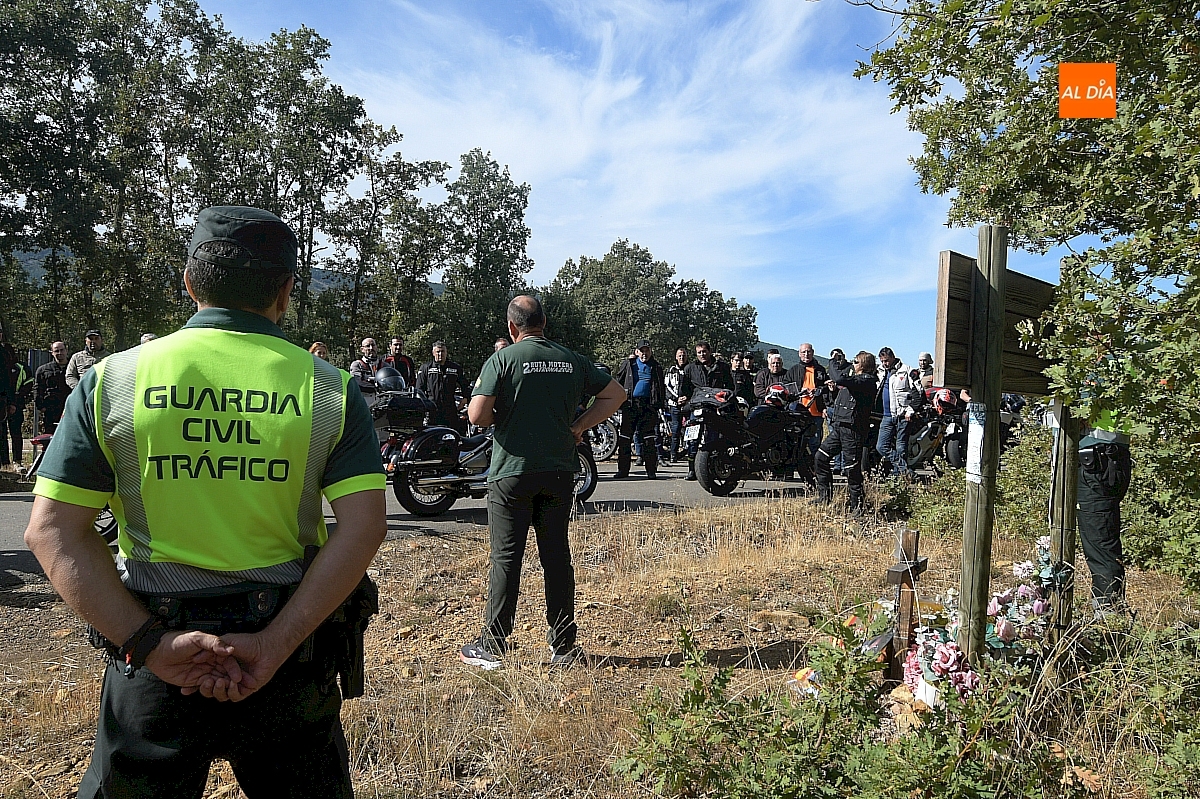 Emotiva ofrenda floral en carretera en recuerdo de los agentes de Tráfico Salicio y Sánchez