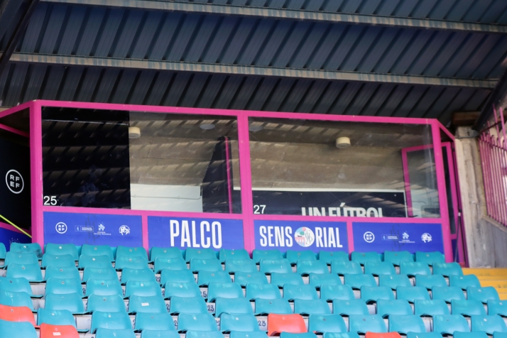 El Salamanca UDS acerca el fútbol a las personas con autismo mediante un palco adaptado en el Helmántico