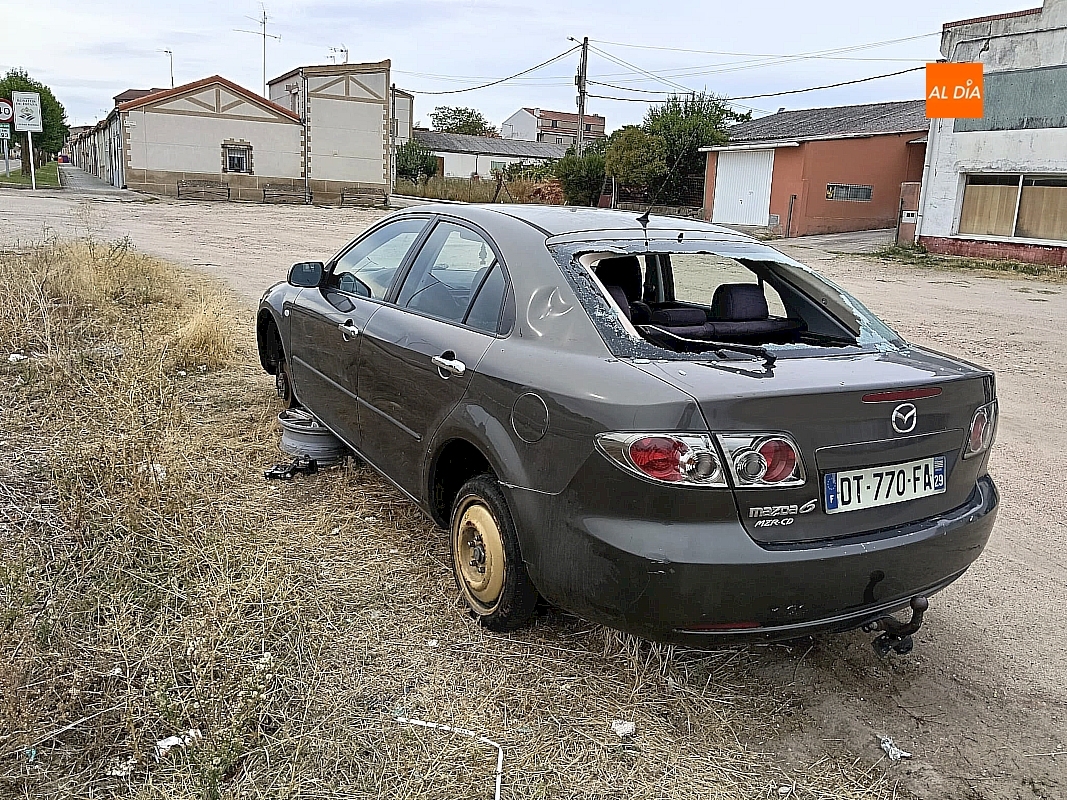 Un vehículo inmovilizado por Tráfico permanece abandonado y sufre actos vandálicos en una de las entradas de Ciudad Rodrigo