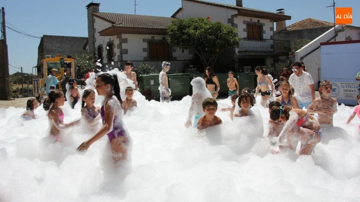 Tras los juegos en la plaza, los más pequeños disfrutaron de la fiesta de la espuma en Guadramiro / MARIBEL