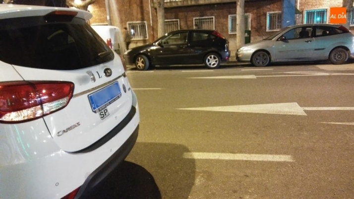 Taxi con la matrícula azul.