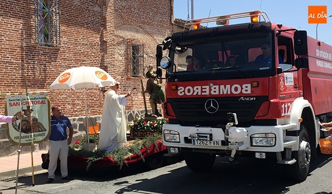 La bendición de San Cristobal generaba una gran cola de vehículos junto a la Ermita del Humilladero
