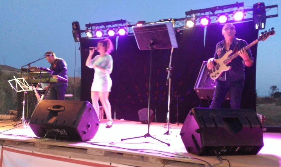 El Trio Obsession pone punto y final a las fiestas de la Avenida de España  