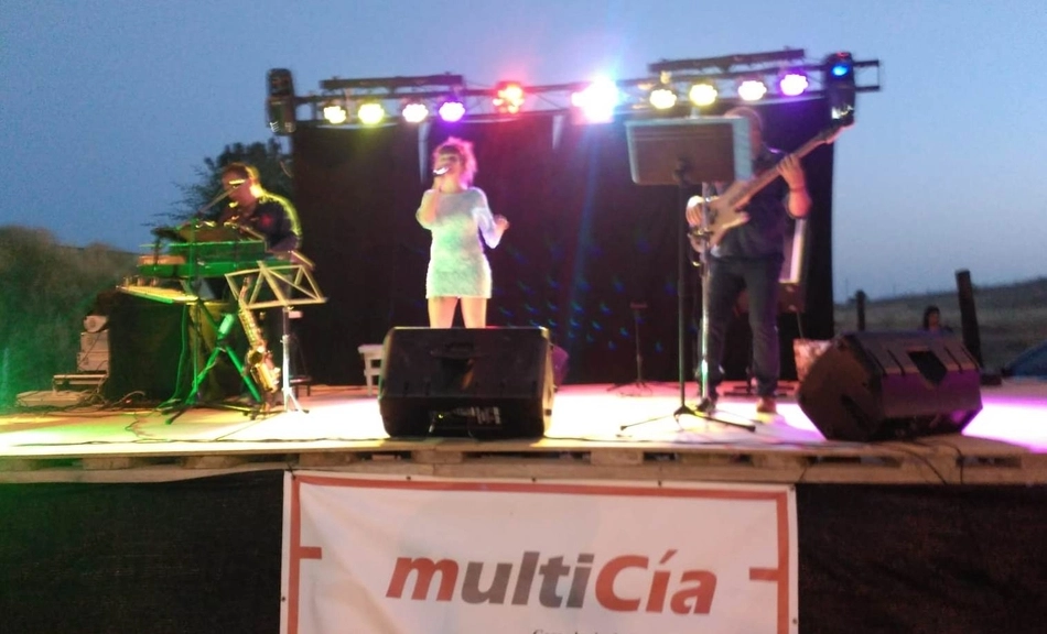 Foto 2 - El Trio Obsession pone punto y final a las fiestas de la Avenida de Espa&ntilde;a  