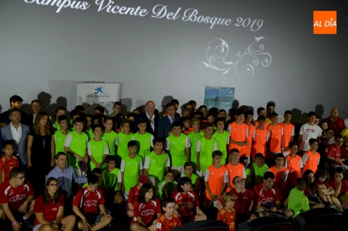 Vicente del Bosque junto a los participantes en su campamento / Pedro Zaballos