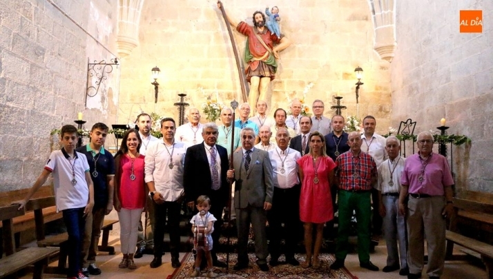 Cofrades de San Cristóbal con el nuevo Mayordomo Florencio Vicente / CORRAL