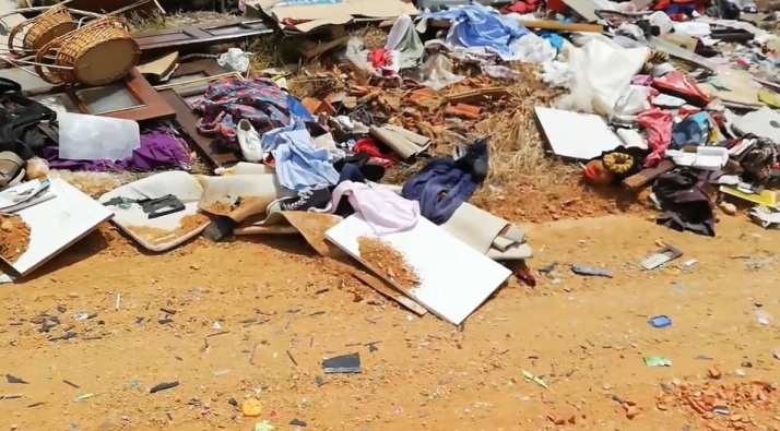 La basura se amontona en la Calzada de Medina