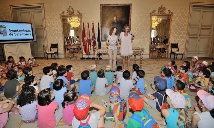 Las concejalas de Familia e Igualdad de Oportunidades, Ana Suárez Otero y la de Participación Ciudadana, Almudena Parres con los niños en el Salón de Recepciones del Ayuntamiento