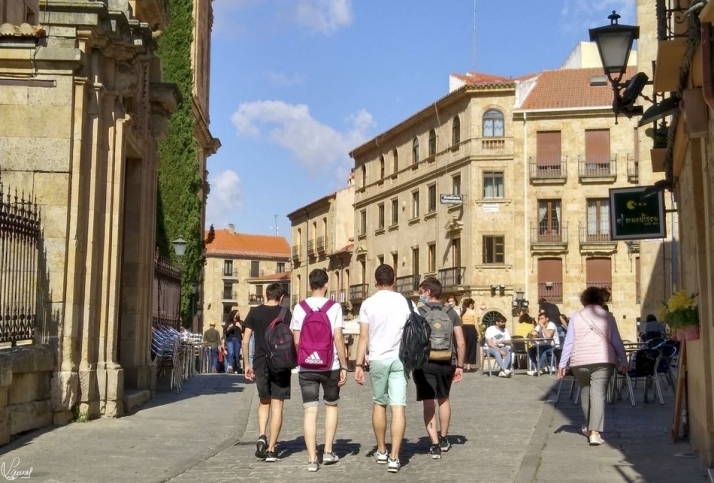 Viandantes en el centro de Salamanca. Foto de archivo