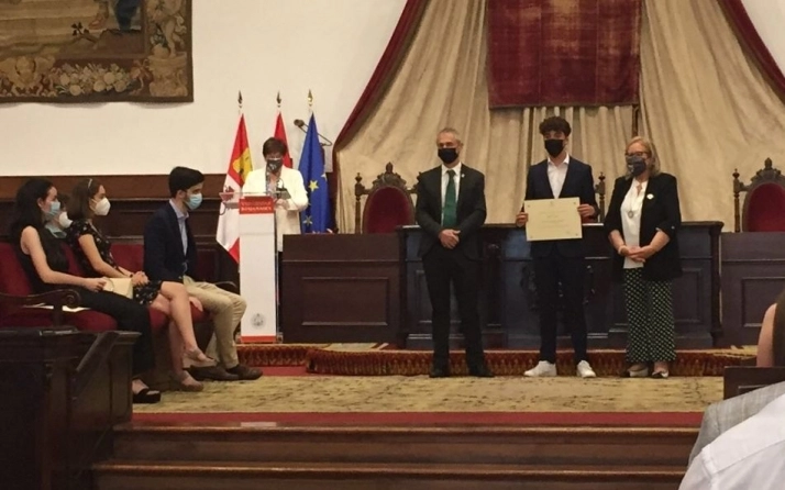 Foto 3 - La USAL reconoce al IES Campo Charro de La Fuente de San Esteban y a cuatro de sus alumnos  