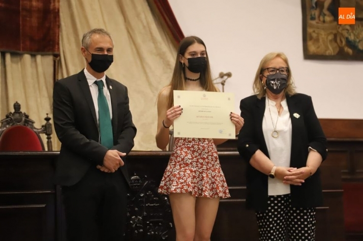 El rector, Ricardo Rivero, junto a una de las galardonadas por sus excelentes notas en la EBAU. Foto de Lydia González