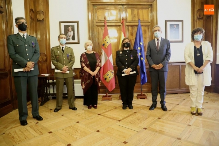 El delegado del Gobierno en Castilla y León, Javier Izquierdo, junto a los homenajeados en este acto, en la Subdelegación del Gobierno en Salamanca. Foto de Lydia González Azul