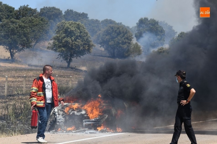 El vehículo ardiendo con las llamas visibles en el terreno anexo | Fotos: Adrián Martín
