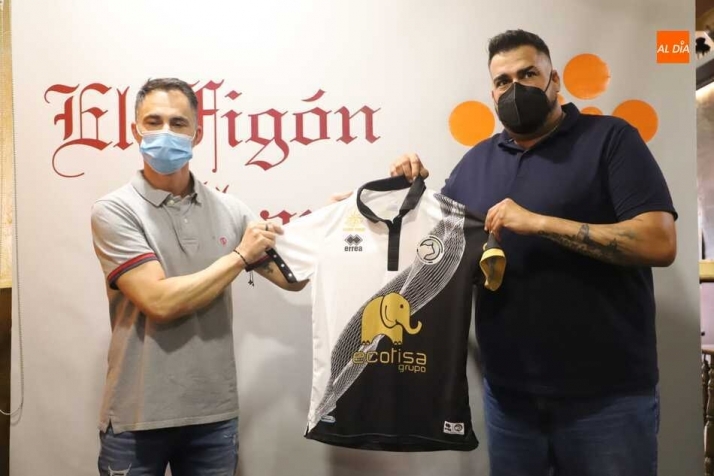 Juanlu García y Miguel Ángel Sandoval, tras la renovación del convenio de colaboración. Fotos: Lydia González