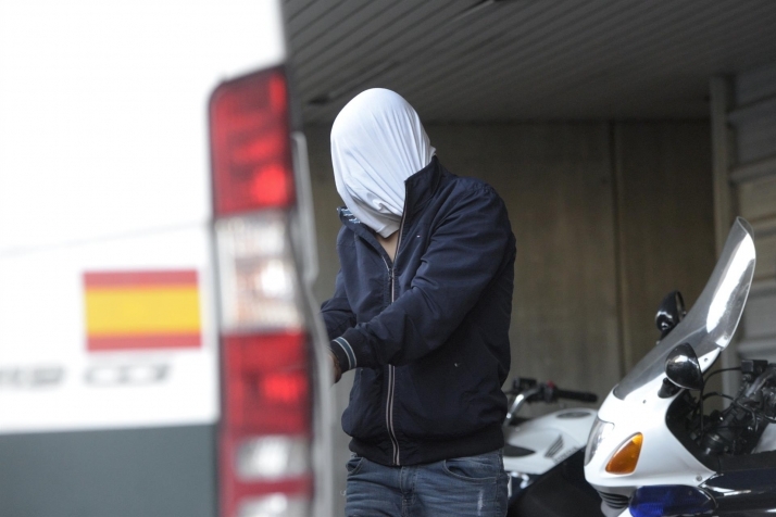 Uno de los acusados como presuntos autores de la paliza que causó la muerte a Samuel Luiz sale del juzgado. Foto: M.Dylan/EP