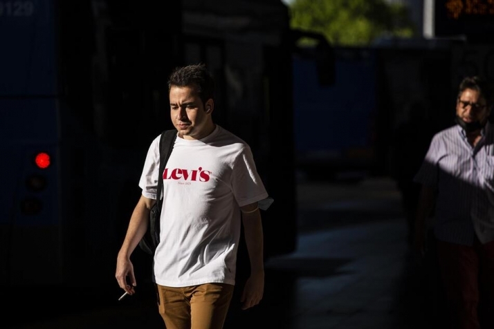 Un joven camina sin mascarilla en las inmediaciones del Intercambiador de Plaza de Castilla, en Madrid. Foto: EP