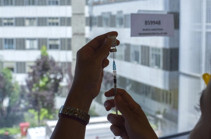 Una enfermera sostiene una vacuna contra la Covid-19. Foto: EP