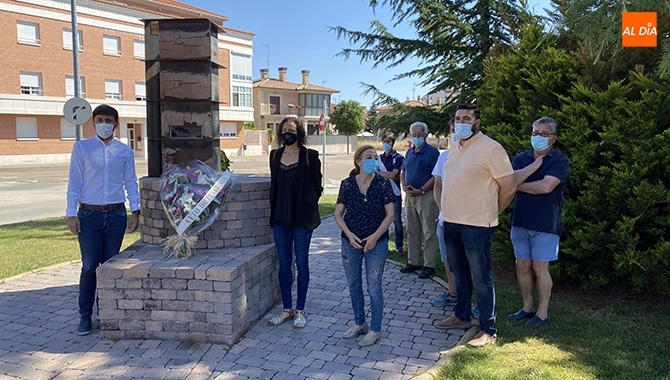 Ayuntamiento y vecinos recordaban a las victimas de la explosión del polvorín en el monolito situado frente a la estación de tren