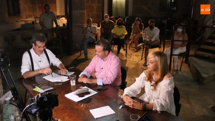 El diputado de turismo, Javier García Hidalgo, junto a Marian Redero, durante la entrevista realizada por José Miguel Gaona en La Reunión Secreta / CORRAL
