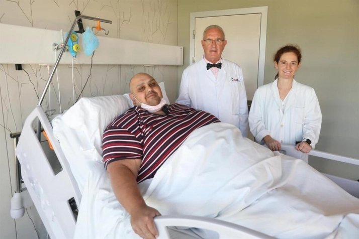 El paciente Emilio Jesús Jiménez, de 39 años, posa con el doctor Carlos Ballesta y una médico de su equipo. Foto: EP