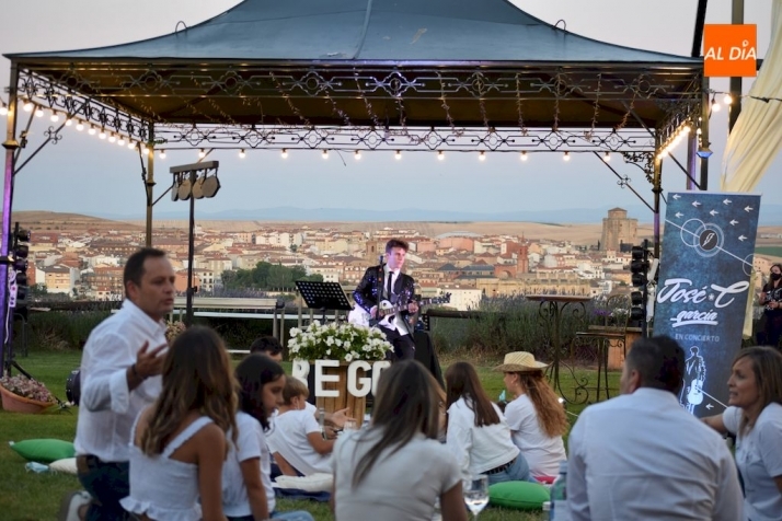 Celebración en el jardín de Don Fadrique / Pedro Zaballos