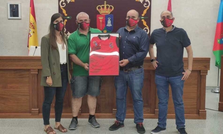 Representantes del Ayuntamiento y del Club Deportivo Villares de la Reina con la camiseta enmarcada