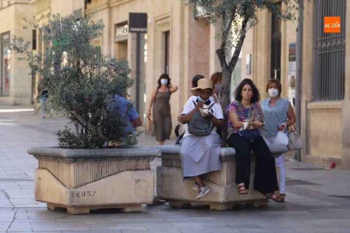 Calurosa jornada en Salamanca que ha obligado a buscar la sombra para hacer un descanso en el paseo. Foto: Lydia González