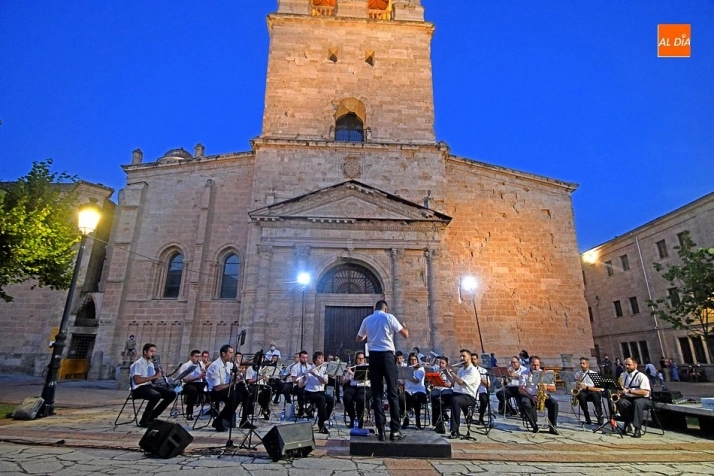 La Banda en plena actuación con un marco incomparable | Fotos Adrián Martín