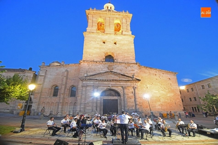Foto 11 - La Banda Municipal de M&uacute;sica engrandece el d&iacute;a principal de homenaje a Herrasti  
