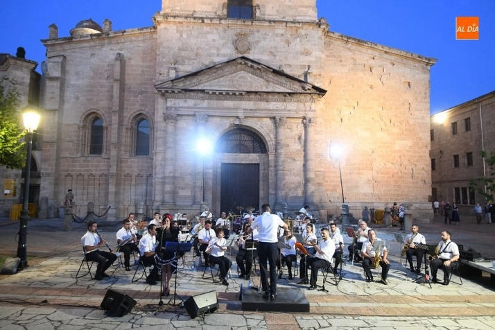 Foto 10 - La Banda Municipal de M&uacute;sica engrandece el d&iacute;a principal de homenaje a Herrasti  