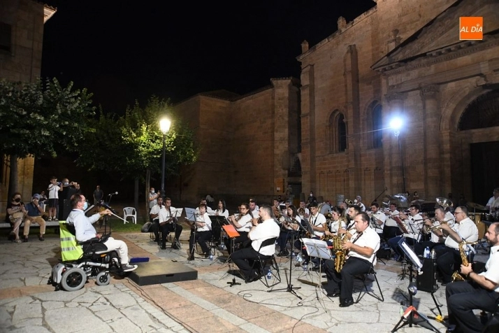 Foto 3 - La Banda Municipal de M&uacute;sica engrandece el d&iacute;a principal de homenaje a Herrasti  