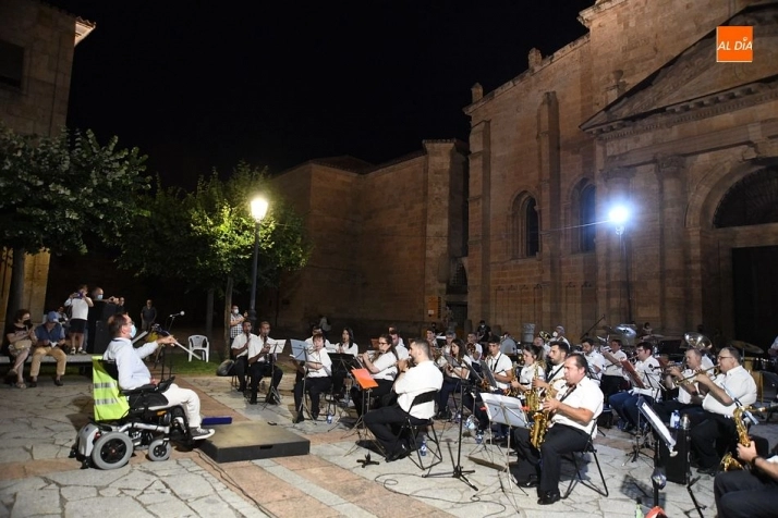 Foto 4 - La Banda Municipal de M&uacute;sica engrandece el d&iacute;a principal de homenaje a Herrasti  