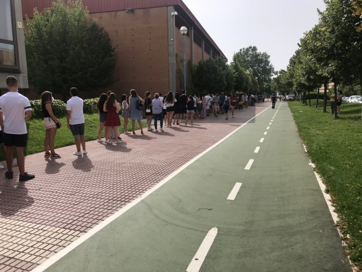 Colas en el pabellón Miguel de Unamuno que este domingo acoge el cribado masivo para jóvenes. Fotos: Ángel Merino