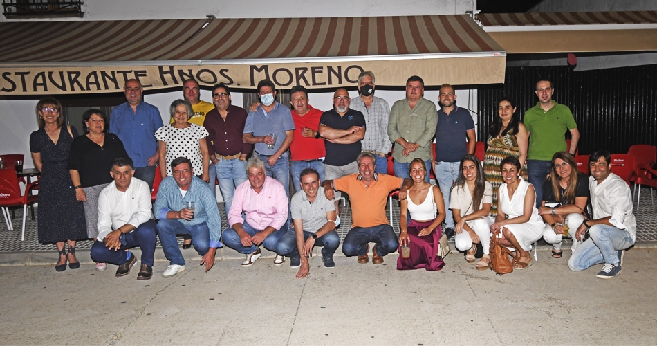 Trabajadores, proveedores, familiares y amigos acompañando a los gerentes de Geastanfe