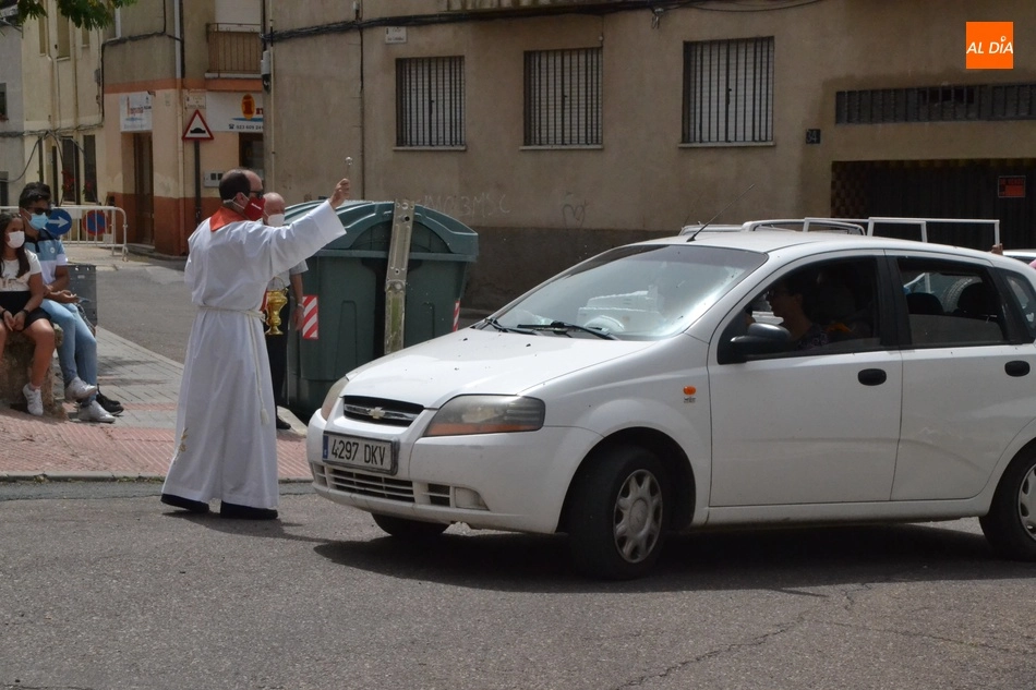 Foto 8 - Un total de 49 veh&iacute;culos, entre ellos 4 bicis, reciben la bendici&oacute;n de San Crist&oacute;bal  